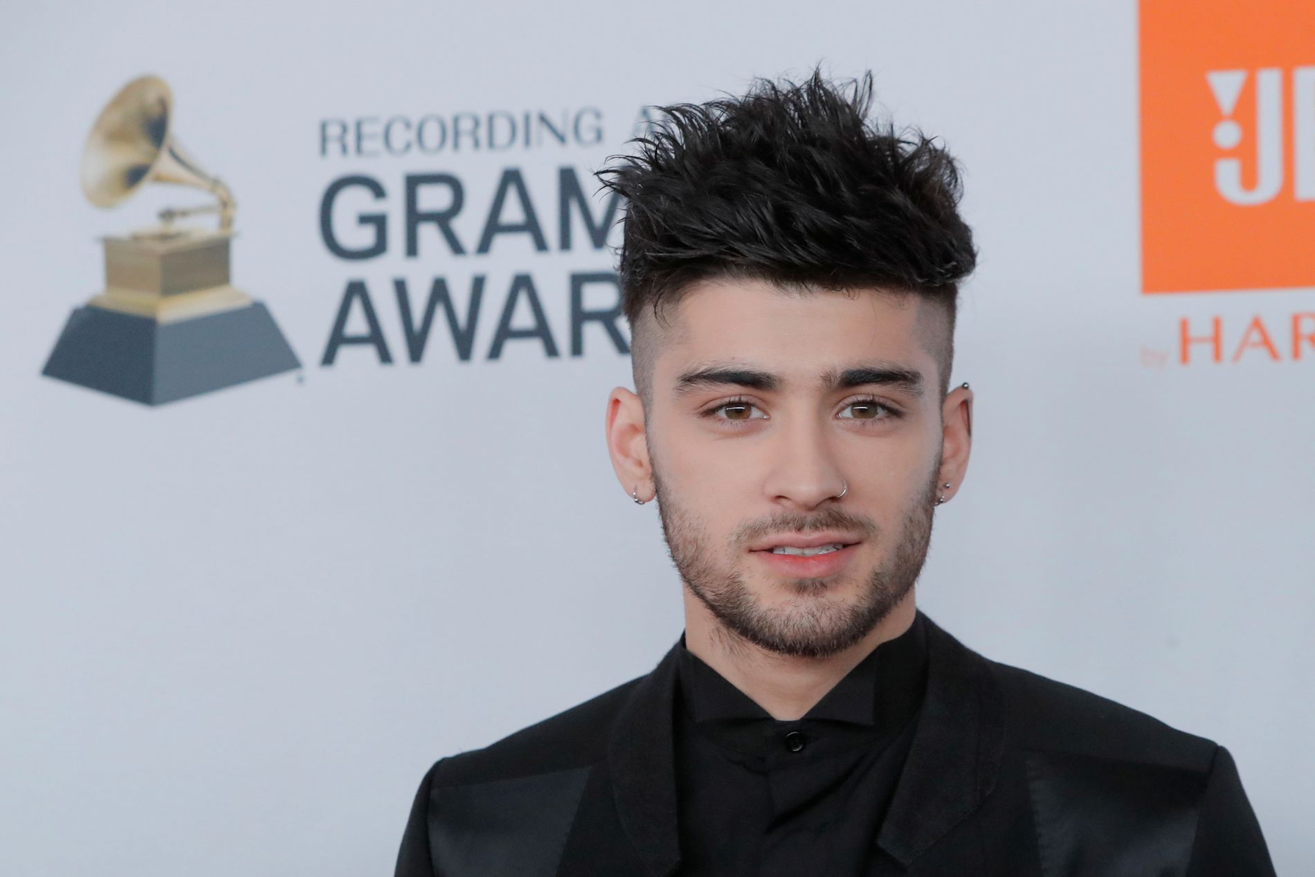 Sol: Zayn Malik was a former member of the Boyband One Direction before deciding to bet on his solo career. 