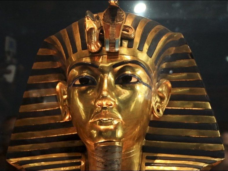 Museumsansatt knekte skjegget p masken til kong Museumsansatt knekte skjegget p masken til kong