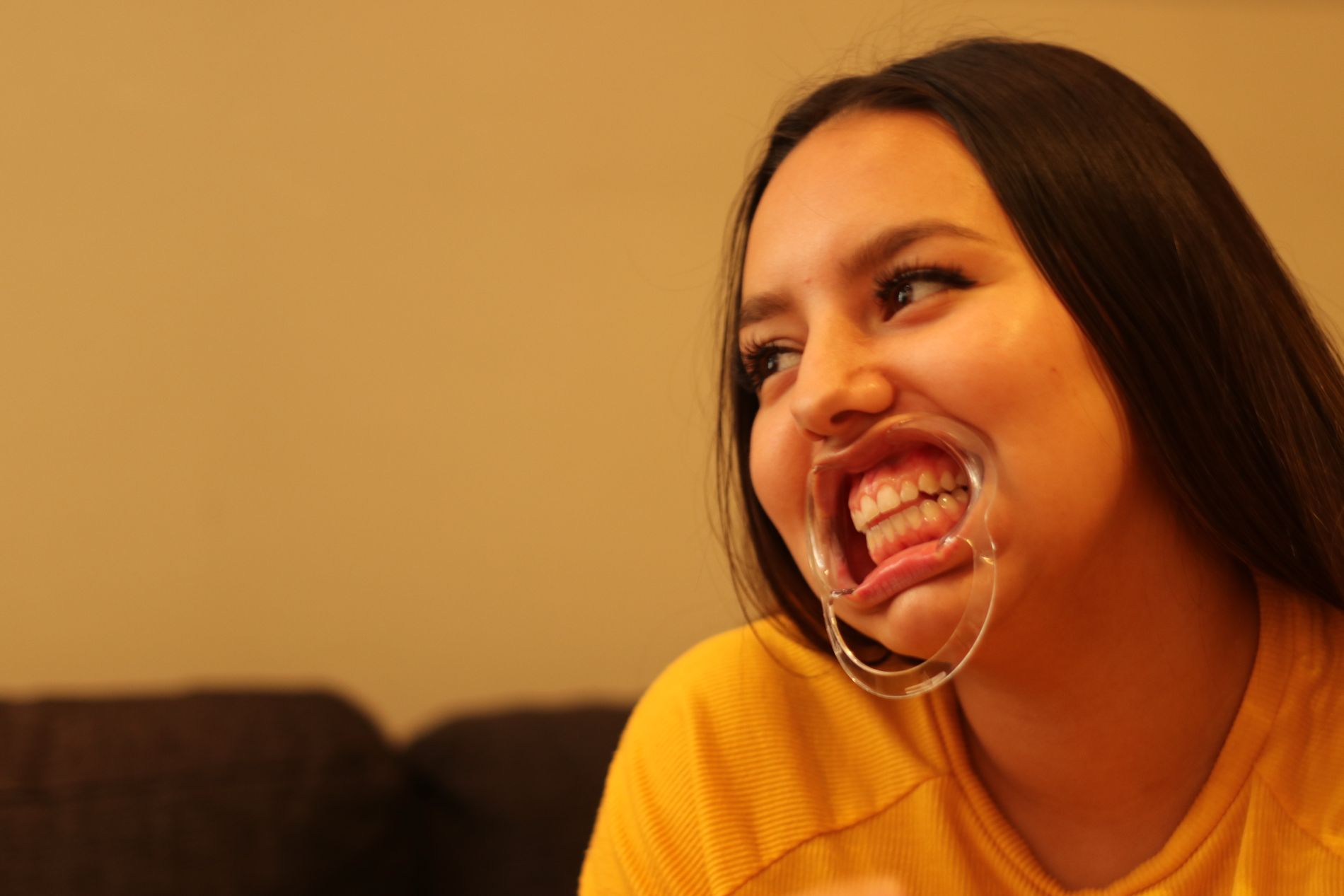 HELSPRØTT: Det er nesten umulig å gjøre seg forstått med en plastdings i munnen. Natalie gjør så godt hun kan.