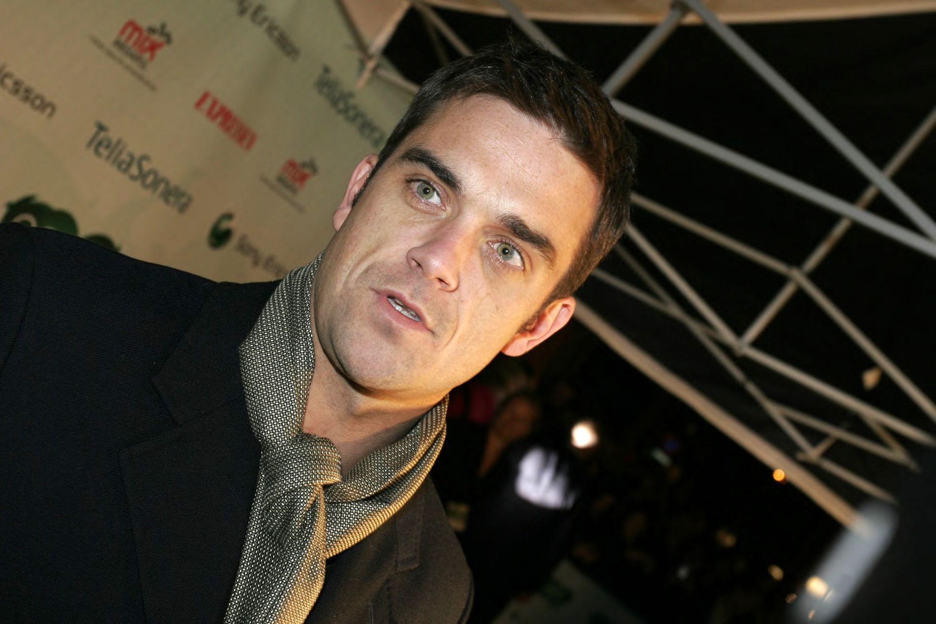 Robbie Williams (photo) makes life miserable for the neighbor in London, the legendary guitarist of Led Zeppelin, Jimmy Page. Here from a visit to Oslo in 2004. 