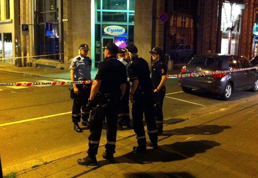  RASKT PÅ STEDET: Store politimannskaper rykket ut etter skyteepisoden på utestedet Crystal Club i Oslo. 