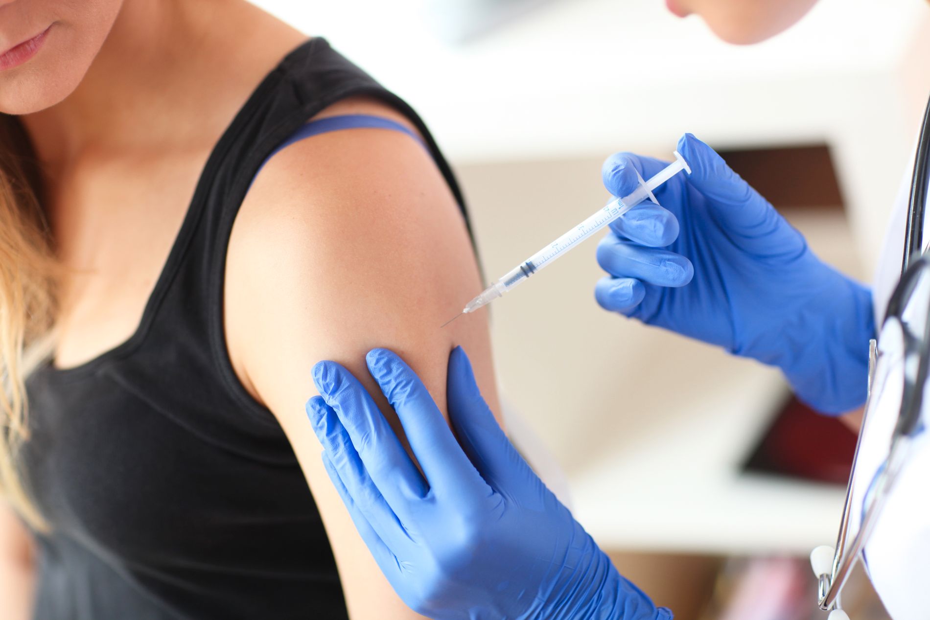 REDUSER SMITTEFAREN: HPV-vaksinen Gardasil kan gi en viss beskyttelse mot kjønnvorter, i tillegg til at den beskytter HPV-virus som kan gi livmorhalskreft hos kvinner. 