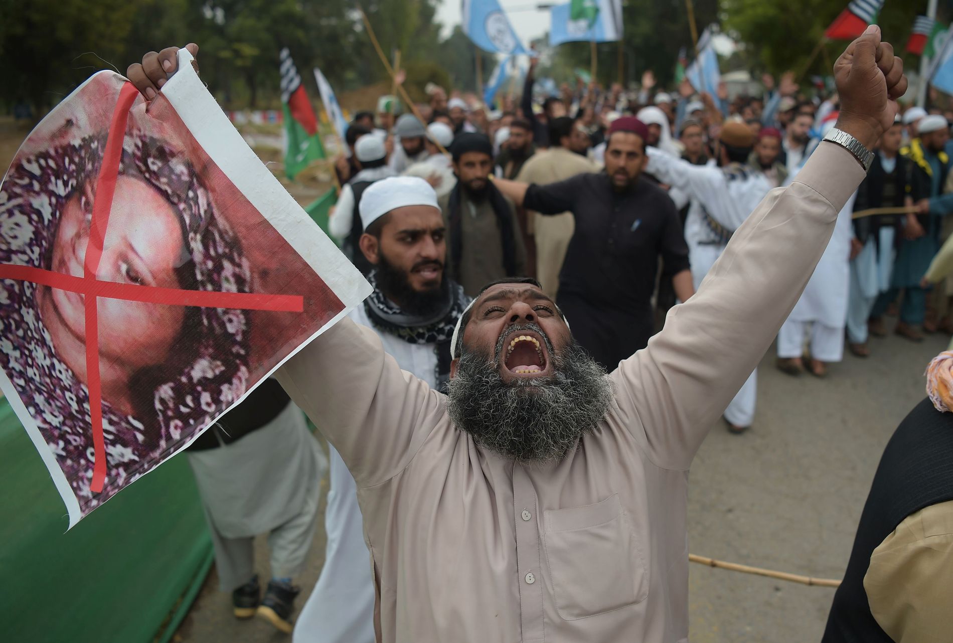 PROTESTER: En tilhenger av det religiÃ¸se partiet Ahle Sunnat Wal Jamaat (ASWJ) holder et bilde av Asia Bibi i en demonstrasjon etter hÃ¸yesteretts avgjÃ¸relse om Ã¥ frikjenne Bibi for blasfemi.