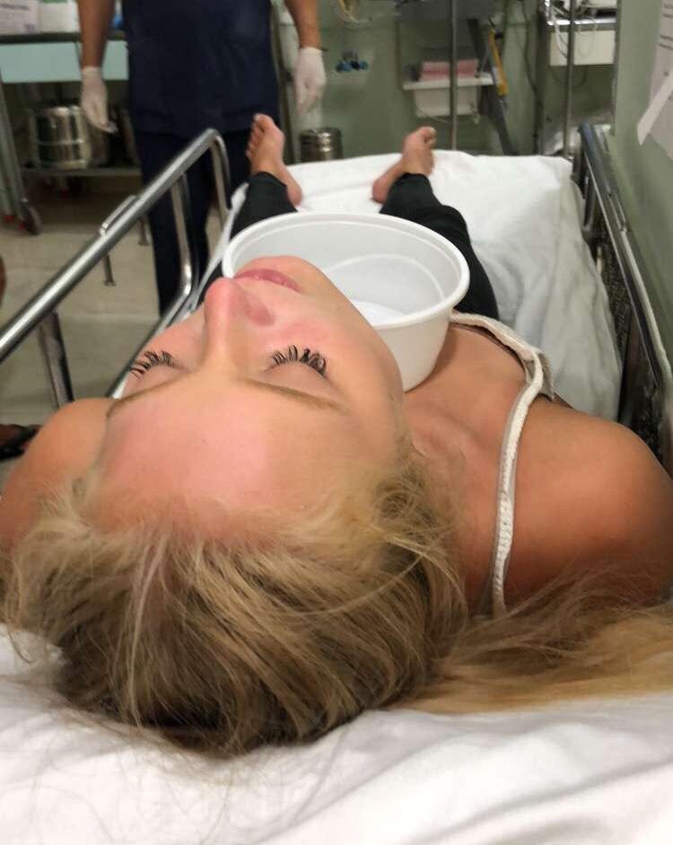PÅ SYKEHUSET: Legene i Kos ga Pernille en improvisert «hakestøtte», for å sørge for friere luftveier mens hun var bevisstløs.