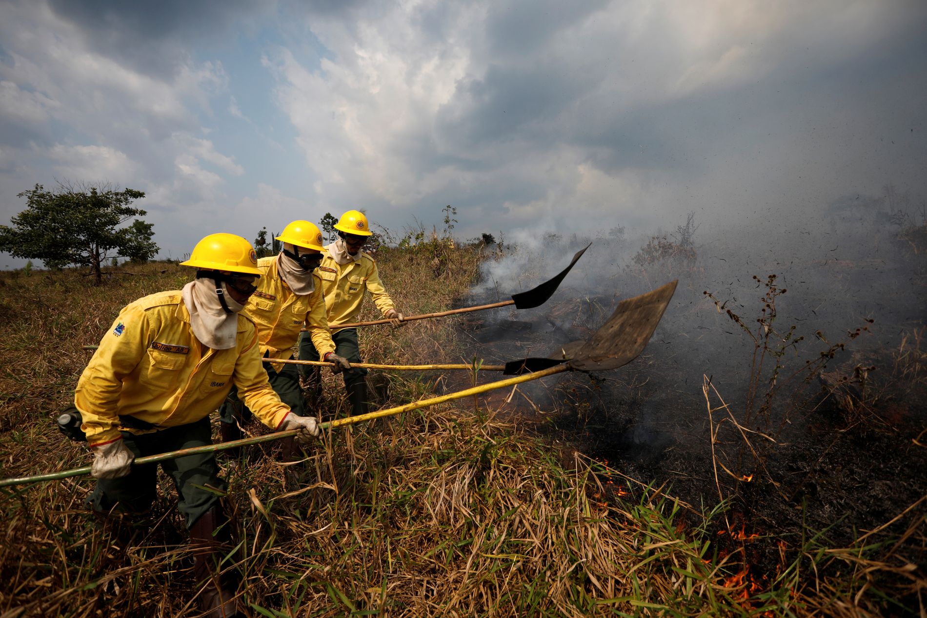 SLUKKER: Mannskaper fra miljøinstituttet IBAMA i Brasil forsøker å slukke brann i Apui i Amazonas 31. august,
