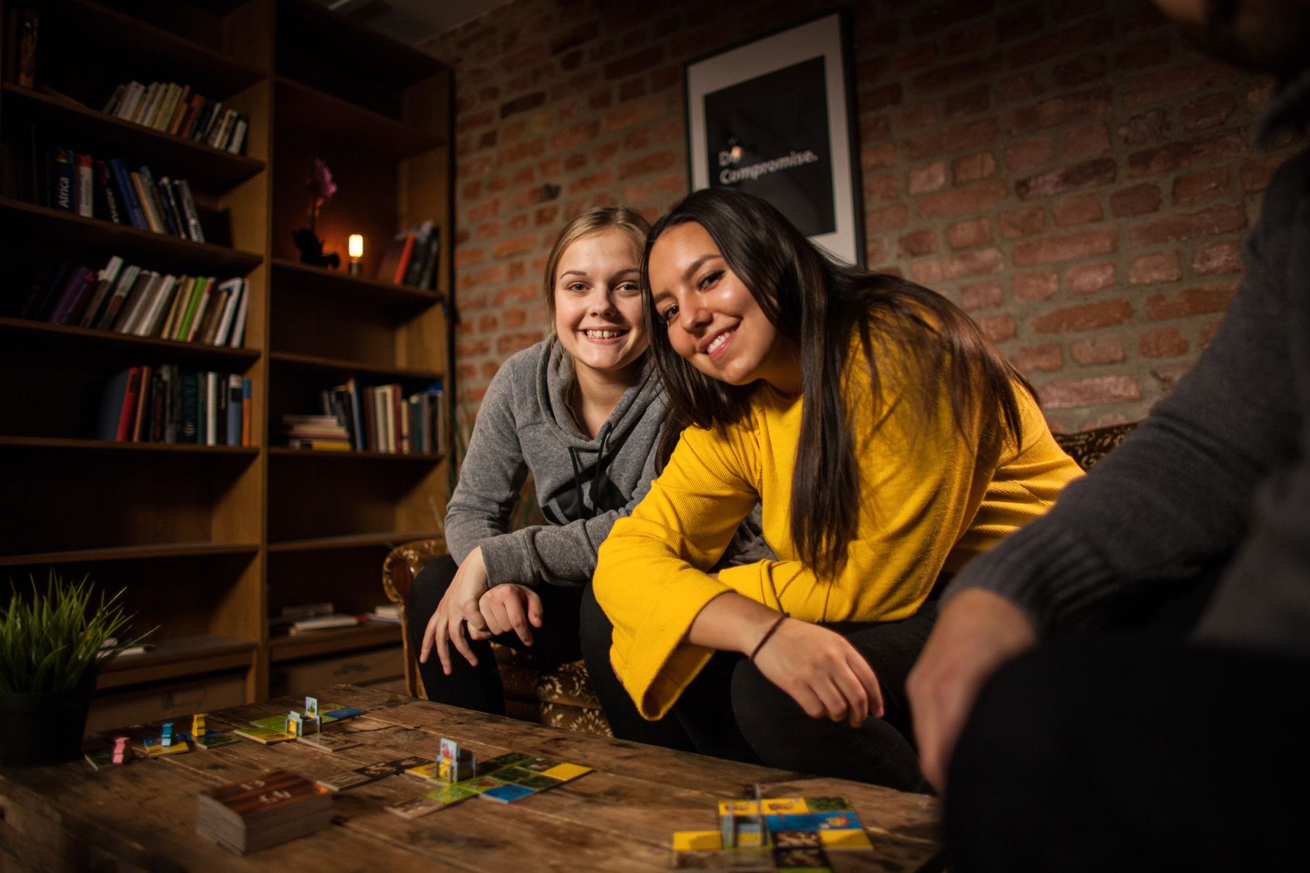 SPILLER MED PAPPA: Thea Tokerud og Natalie Tangen er begge glade i å spille spill. —De fleste kortspillene jeg kan har jeg lært av pappa, sier Thea.