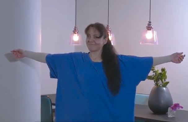 HALVE STØRRELSEN: Her er Lin i en av t-skjortene hun brukte før slankeoperasjonen. 