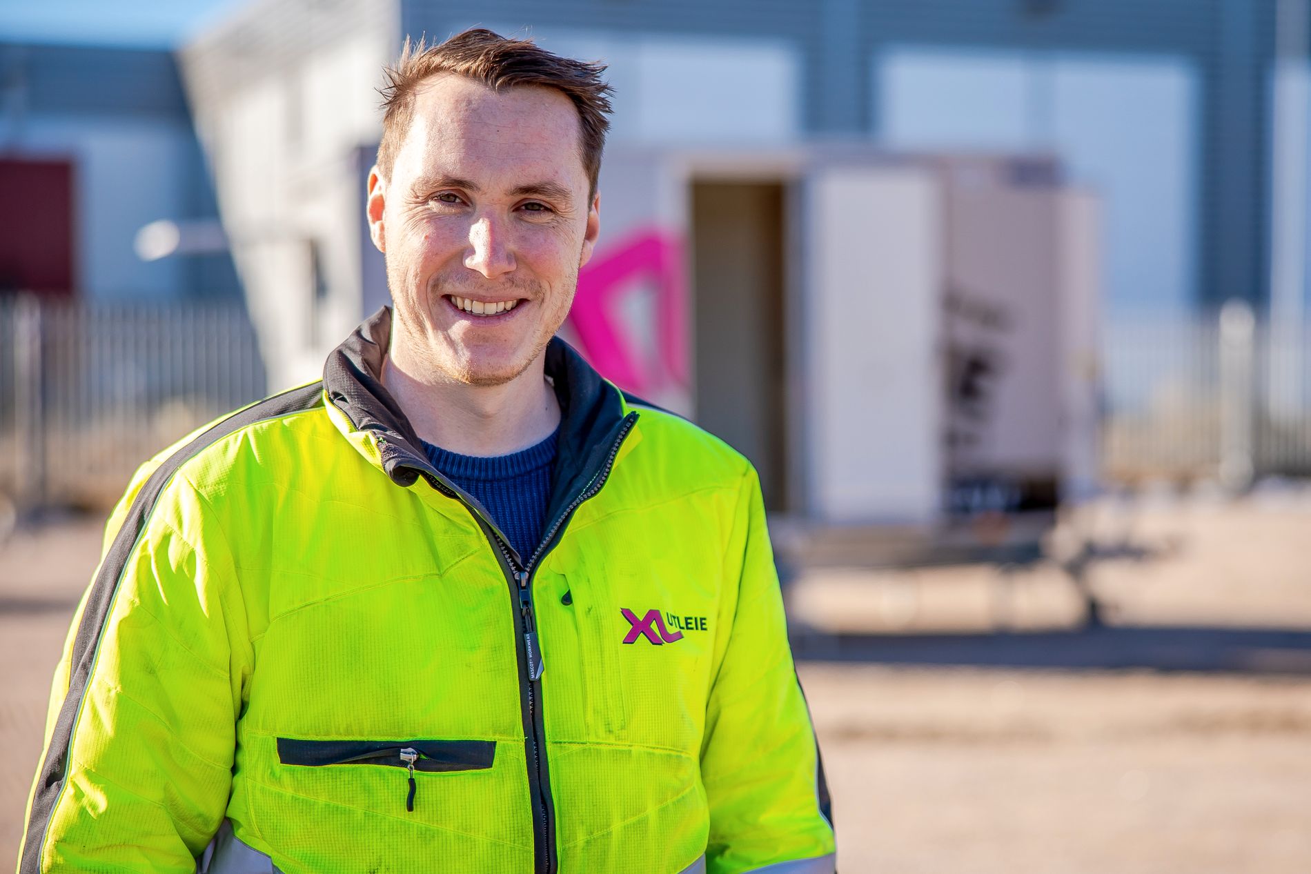 FORMIDLER KVALITET: Jonas Bråten forteller at utleiemaskiner for bruk på bygge- og anleggsplasser må være konstruert for hard bruk. 