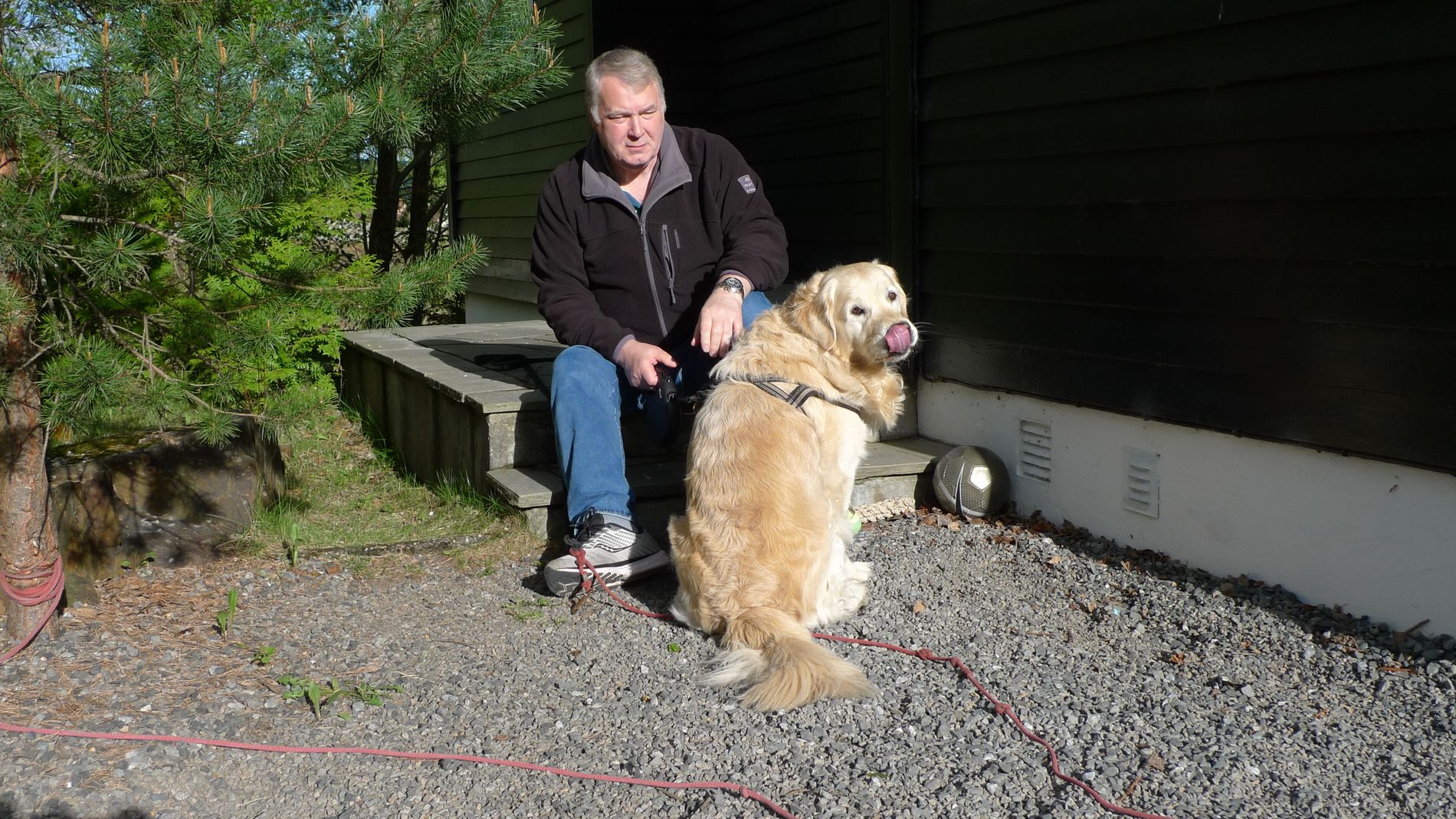 David Waller og familiehunden Balder. Her utenfor huset i Porsgrunn. 