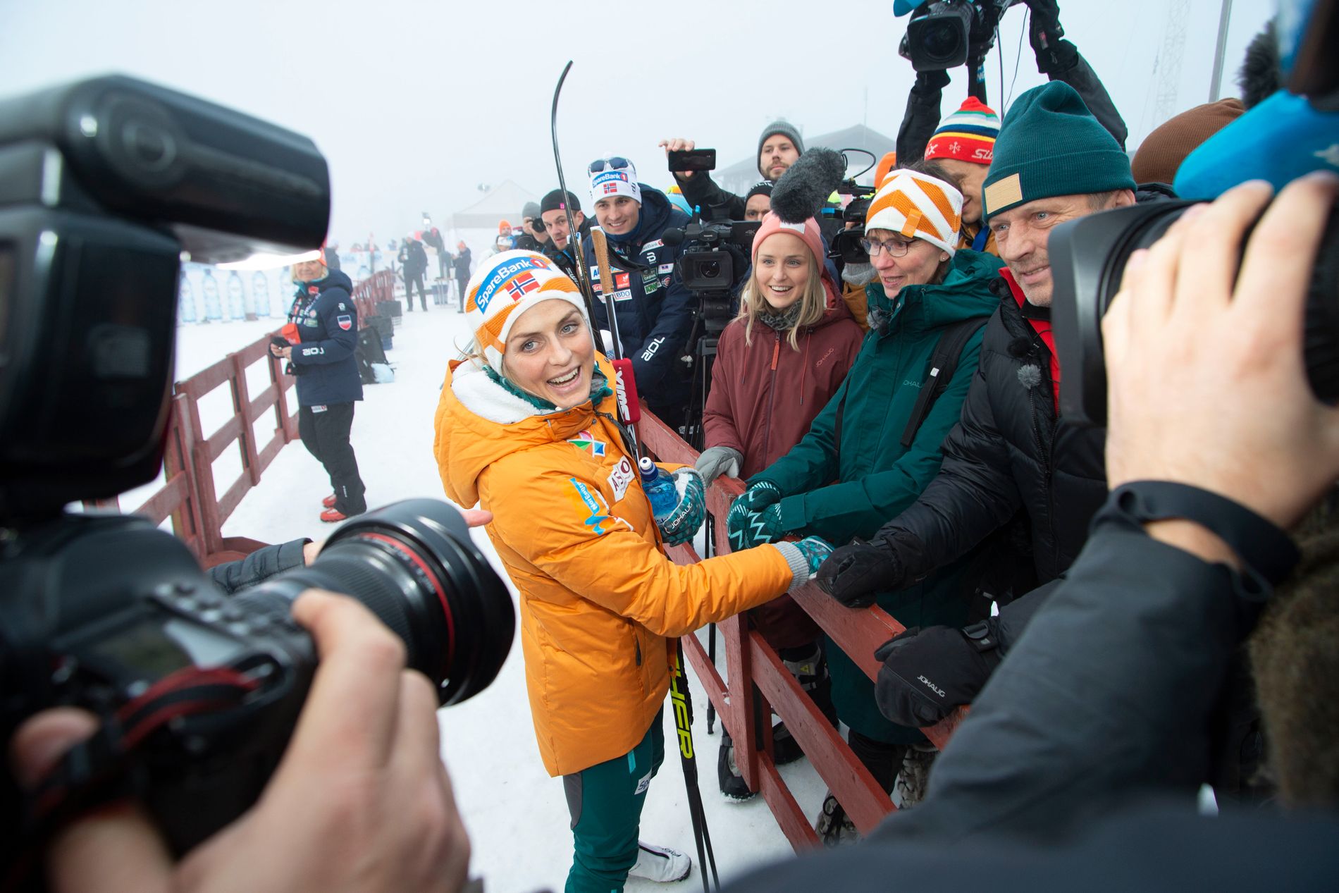GENERAL NOTE: Therese Johaug received a lot of attention back during the seasonal opening of Beitostølen on Friday. Here he meets with parents after the victory in the opening race.
