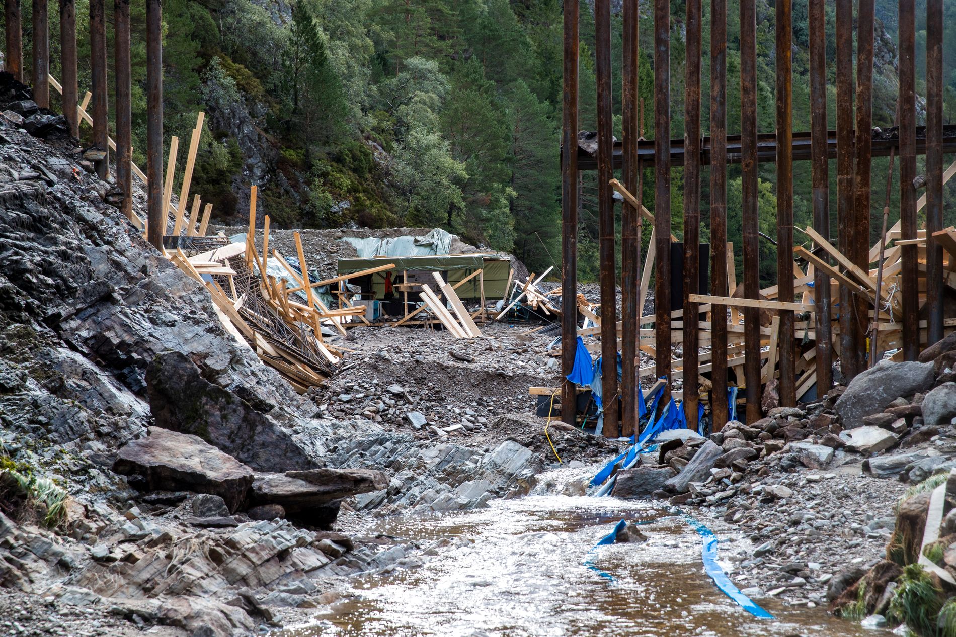 BRAST: The temporary dam at Munkebotsvatnet in Bergen erupted Wednesday night.