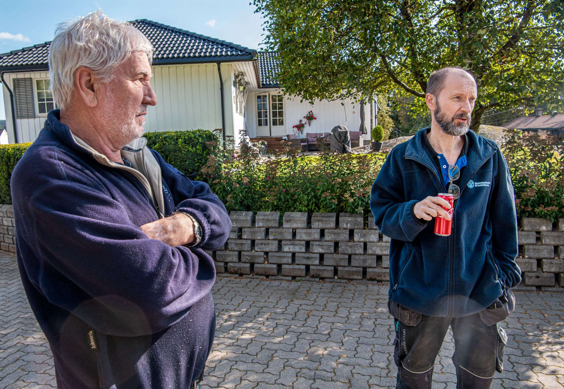 HÅPET SVINNER: Tore Skansen (til venstre) og sønn Tommy Skansen håper inderlig på at naboen kommer tilbake, men med tiden svinner håpet.