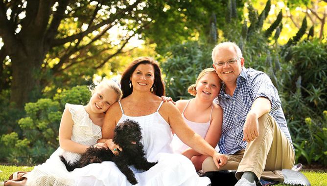 FINN TO FEIL: Familiebilde av Scott Morrison, hans kone og to barn har fått hard medfart i sosiale medier. 