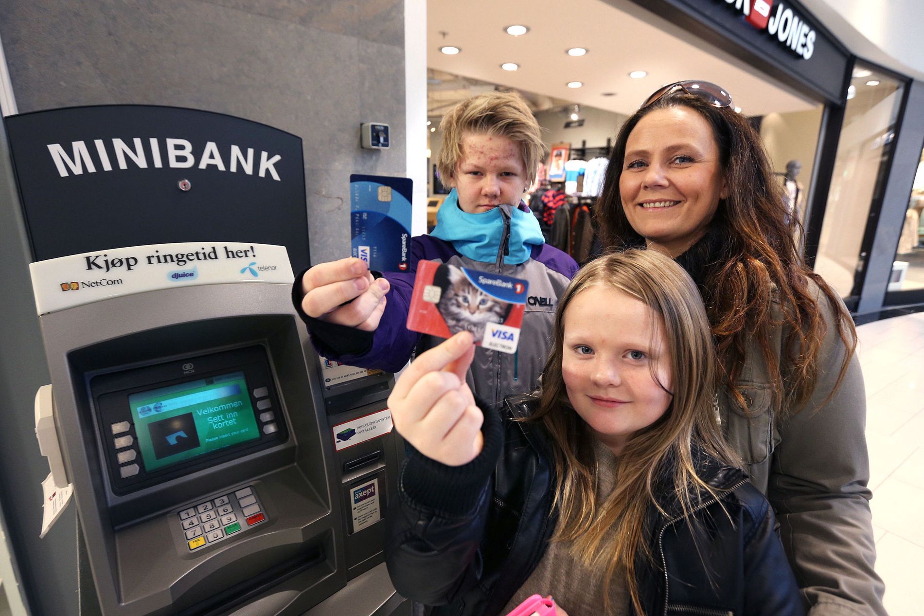 Poden Kan Fa Bankkort Ned I 7 Ars Alder Gir Bankkort Til Barn